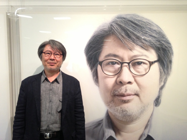 Artist Ko Young-hoon and his self-portrait. (Gana Art Center)