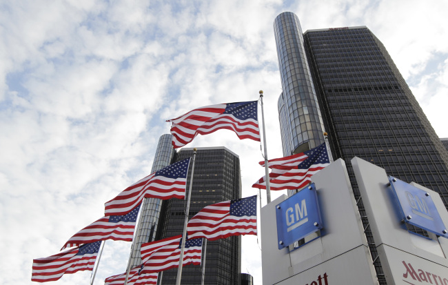 Flags fly outside General Motors Co. world headquarters in Detroit, Michigan. (Bloomberg)