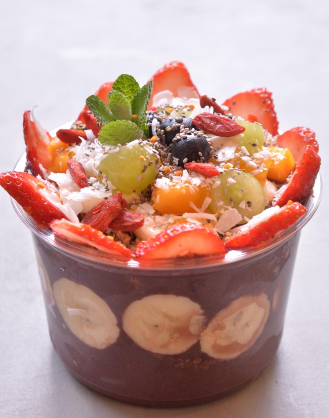 The Boto Acai bowl is topped with fresh fruit, granola, chocolate chips, shredded coconut, goji berries, chia seeds, raw bee pollen and mint. (Lee Sang-sub/The Korea Herald)