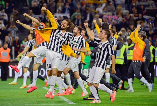 Juventus gave its fans celebrating a third successive Serie A title another reason to revel in Turin by beating Atalanta 1-0 on Monday. Juventus clinched its 30th league title the day before when second-place Roma lost 4-1 at Catania. There was little excitement on the pitch at Juventus Stadium until Simone Padoin scored against his former club to break the deadlock and keep Antonio Conte’s side on course to become the first Serie A club to reach the 100-point barrier. (AFP-Yonhap)