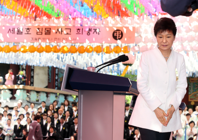Presiden Korea Selatan, Park Geun-hye, menghadiri upacara peringatan Vesak di Vihara Jogyesa di Seoul, Selasa (6/5/2014). Foto: Koreaherald.com - Yonhap
