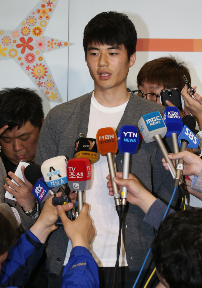 Ki Sung-yueng speaks to reporters at Incheon International Airport on Tuesday. (Yonhap)