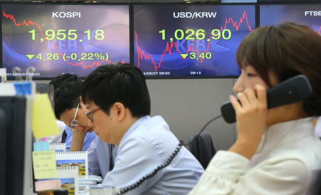 Dealers at Korea Exchange Bank monitor foreign currency rates on Wednesday. (Yonhap)