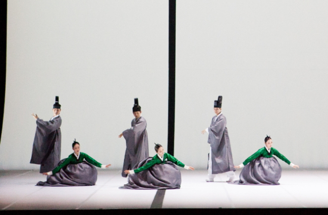 A scene from “Mookhyang” (National Theater of Korea)