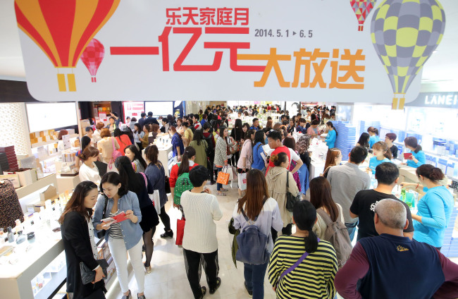 The Korean cosmetics brand zone of a Lotte duty free shop in downtown Seoul is packed with Chinese travelers visitors Korea during Chinese New Year holidays. (Yonhap)