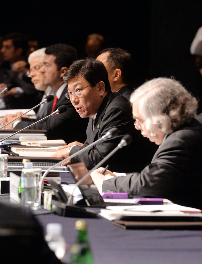 Korean Energy Minister Yoon Sang-jick speaks during the first day of the Clean Energy Ministerial meeting, which kicked off on Monday at the Grand Hyatt Hotel in Seoul for a two-day run. (Lee Sang-sub/The Korea Herald)