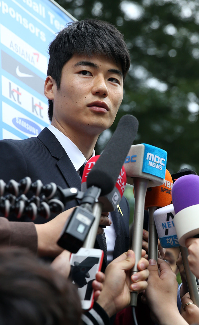 Midfielder Ki Sung-yueng speaks to the media on Monday. (Yonhap)