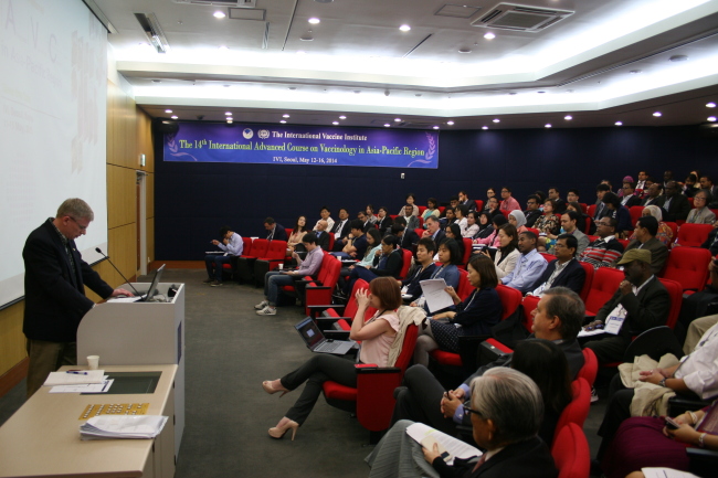 Participants of the 14th Advanced Vaccinology Course in the Asia-Pacific Region listen to International Vaccine Institute CFO John Morahan at IVI headquarters in Seoul, Monday. (International Vaccine Institute)