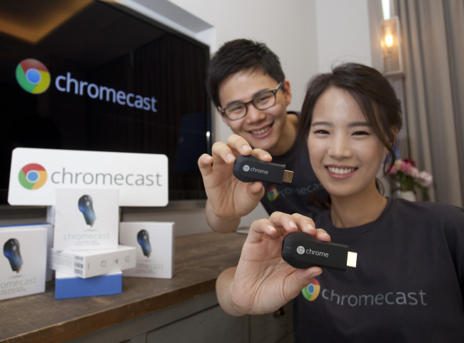 Models pose with Google’s device-to-TV streaming dongle Chromecast. (Google Korea)