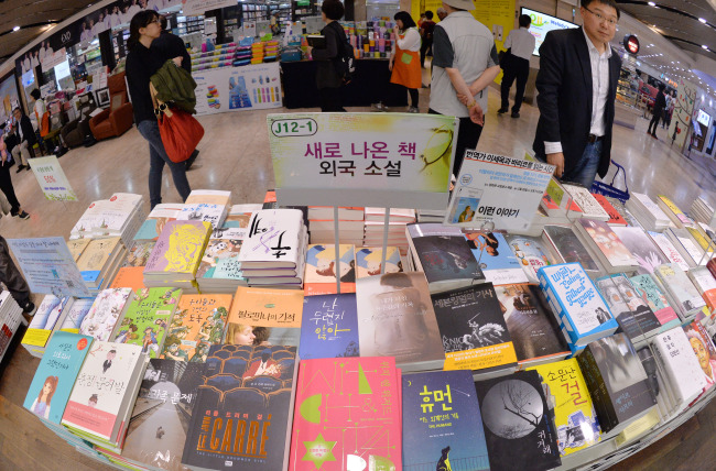 Foreign novels are displayed at Kyobo book store in Gwanghwamun, Seoul. (Lee Sang-sub/The Korea Herald)