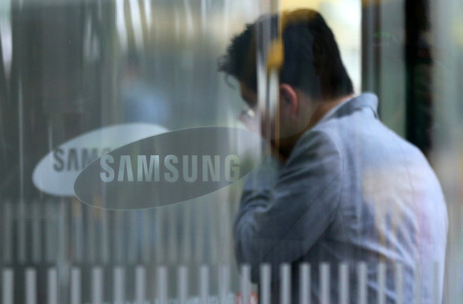 A Samsung official enters the group’s main office in southern Seoul on Wednesday. (Yonhap)