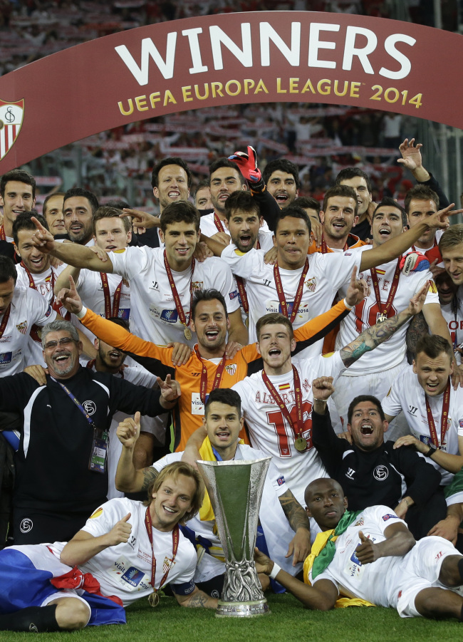 Sevilla players celebrate with the Europa League trophy on Wednesday. (AP-Yonhap)