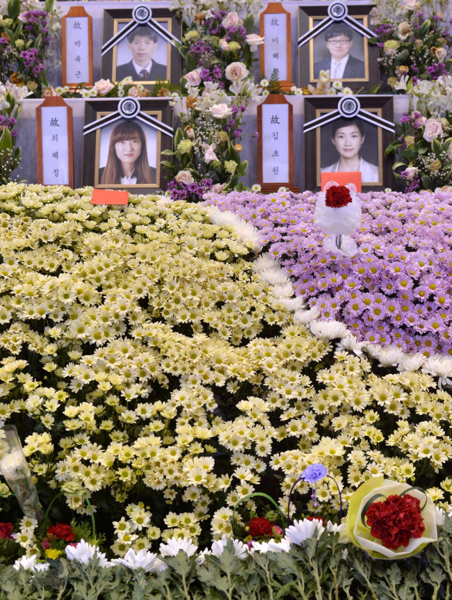 Portraits of deceased teachers of Danwon High School are shown at the joint memorial altar for the ferry victims on Thursday, which was Teachers’ Day. They lost their lives when ferry Sewol sank on April 16, claiming over 200 lives. (Lee Sang-sub/The Korea Herald)