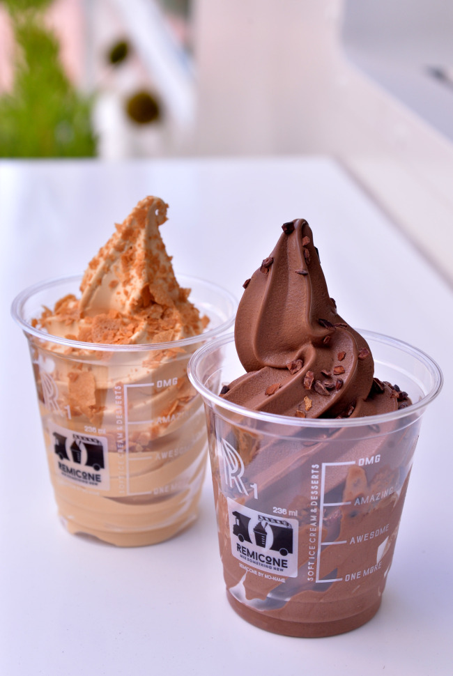 REMICONE’s salted caramel topped with French crepe wafers (left) and cacao nib-adorned real chocolate soft-serve ice cream (Lee Sang-sub/The Korea Herald)