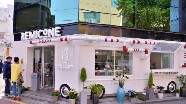 REMICONE, which opened on April 25 near Seoul’s Garosu-gil, was designed to look like a classic ice cream truck.(Lee Sang-sub/The Korea Herald)