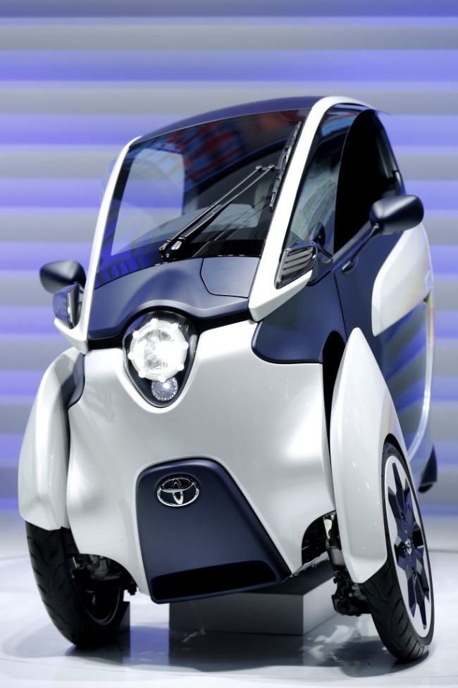 Toyota Motor’s i-ROAD electric personal mobility vehicle (Bloomberg)