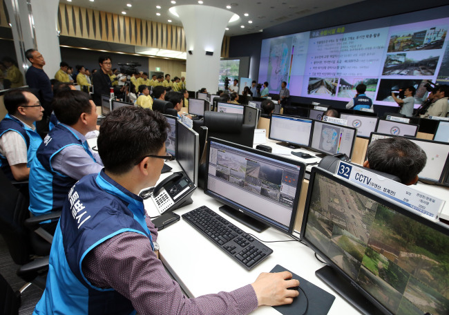 Employees work at the disaster and safety countermeasures headquarters on May 15. The unit, established to help provide countermeasures for typhoons and floods ahead of the monsoon season, is part of the combined safety situation room at Seoul City Hall. (Yonhap)