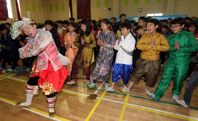 Dancer Tint Kyaw, an expatriate from Myanmar, leads children in a traditional dance from his country during last year’s ASEAN School Tour Program at Jochiwon Sinbong Elementary School in Sejong City. (ASEAN-Korea Center)