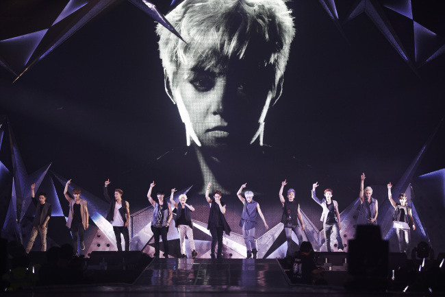 EXO performs at Seoul Olympic Park’s Gymnastics Stadium on Sunday. (Yonhap)