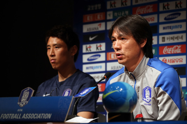 Korea captain Koo Ja-cheol (left) and head coach Hong Myung-bo take part in a press conference on Tuesday. (Yonhap)