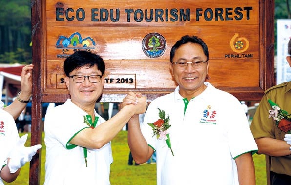 Indonesian Minister of Forestry Zulkifli Hasan (right) poses with his Korean counterpart Shin Won-sop after opening the first eco-education forest in Hambalang, Indonesia, in July last year. The forest was modeled on a recreational forest in Korea.(KFS)