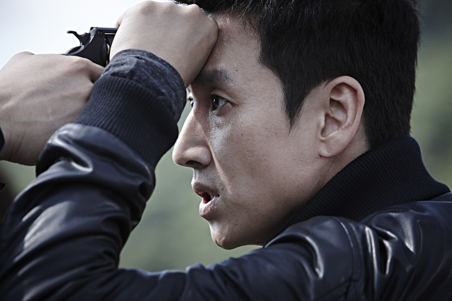 Lee Sun-kyun plays a corrupt detective in the movie “A Hard Day.” ( Showbox)