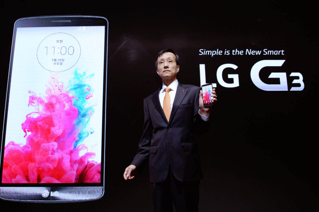 Park Jong-seok, chief executive of LG’s mobile business, introduces its flagship smartphone, the G3, at its headquarters in Seoul on Wednesday. (LG Electronics)