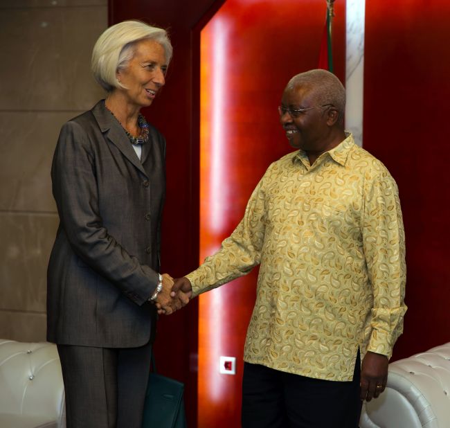 IMF Managing Director Christine Lagarde (left) greets Mozambique’s President Armando Guebuza at the Presidential Palace in Maputo, Mozambique, Wednesday. (AFP-Yonhap)