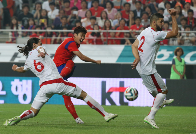 Korea’s Son Heung-min attempts a shot on goal against Tunisia on Wednesday night. (Yonhap)