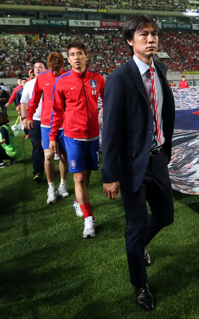 Korea head coach Hong Myung-bo and captain Koo Ja-cheol take part in the send-off ceremony on Wednesday night. (Yonhap)