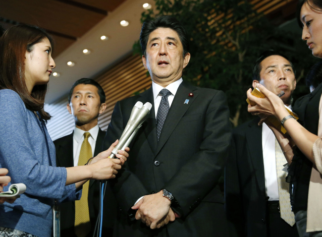 Japanese Prime Minister Shinzo Abe (center) speaks to the media about a three-day talks with North Korea in Stockholm at the prime minister's official residence in Tokyo Thursday. (AP-Yonhap)