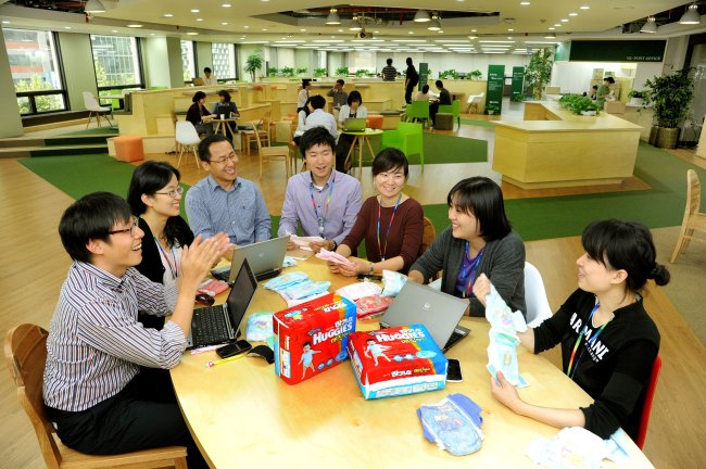 Yuhan-Kimberly employees hold a meeting at the company headquarters in Seoul. (Yuhan-Kimberly)
