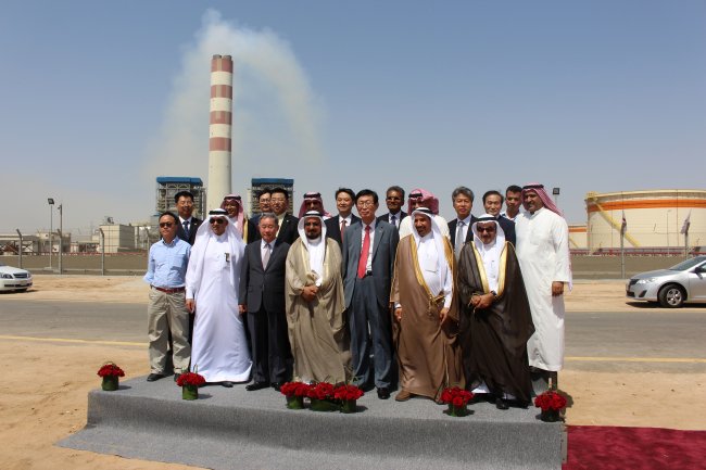 Saudi Deputy Minister for Electricity Saleh Bin Hussein Al Awaji (first from right, front row), KEPCO CEO Cho Hwan-ik (third from right, front row) and other VIPs pose during a ceremony to celebrate the completion of a 1,204 megawatt thermal power plant capacity in Rabigh, Saudi Arabia, Thursday. (KEPCO)