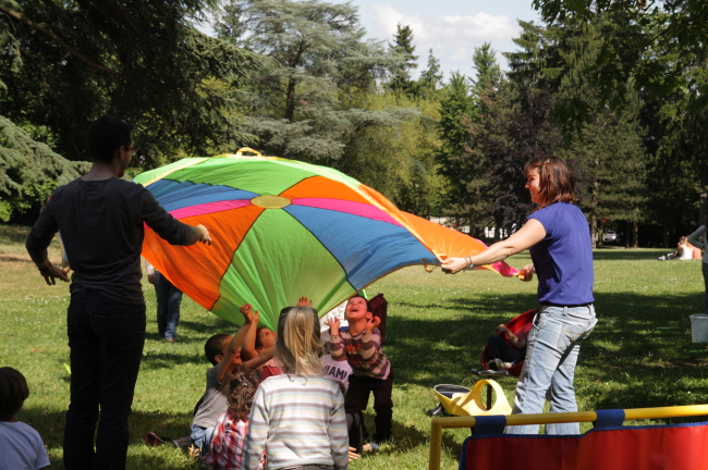 Children enjoy a play session provided by a community toy library at the Vivier Park in Ecully, west of Lyon, France, Wednesday. (Kim Yoon-mi/doonber@gmail.com)