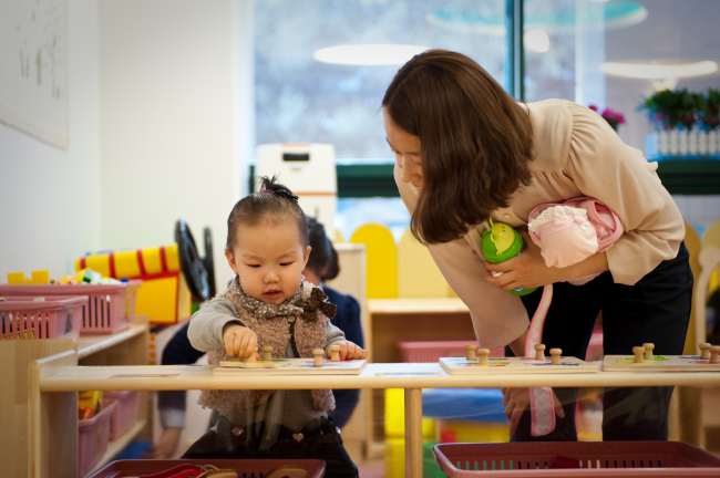 An employee at Yuhan-Kimberly visits her daughter during her break at an on-site day care center in the company’s factory in Daejeon. (Yuhan-Kimberly)