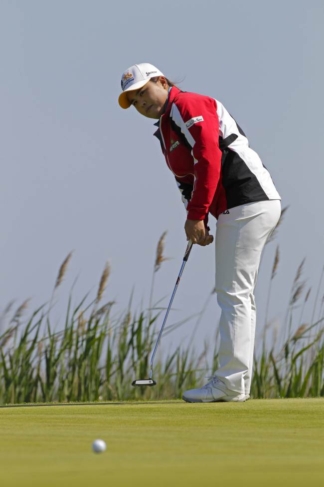 Korea’s Park In-bee putts for a birdie on the second hole on Saturday. (AFP-Yonhap)