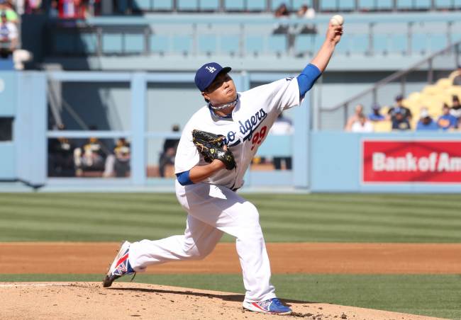 Los Angeles Dodgers starting pitcher Ryu Hyun-jin delivers against the Pittsburgh Pirates on Saturday. (AFP-Yonhap)