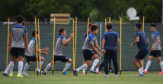 The Korean national soccer team trains in Miami on Saturday. (Yonhap)