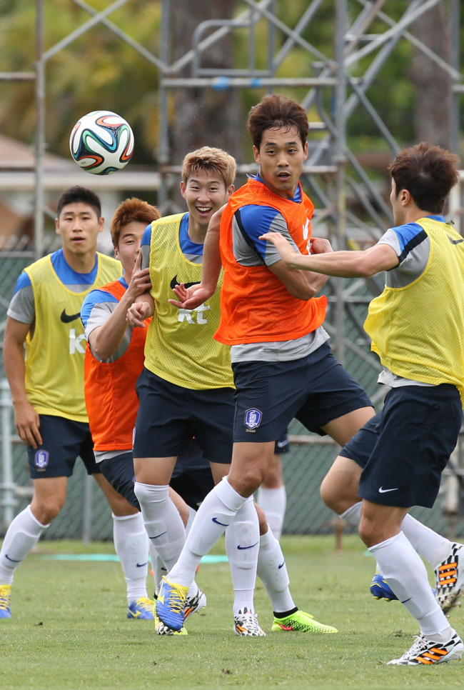 The Korean national soccer team trains in Miami, Florida, Sunday. (Yonhap)