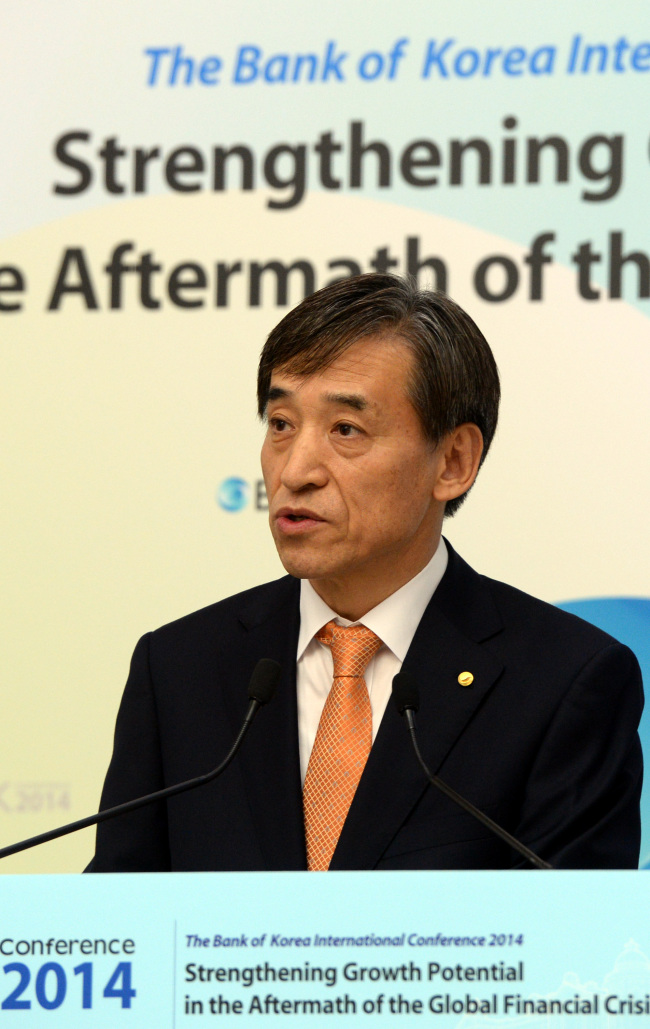 Bank of Korea Gov. Lee Ju-yeol delivers the opening remarks during the global economic forum held at the BOK’s main building in central Seoul on Monday. (Park Hyun-koo/The Korea Herald)