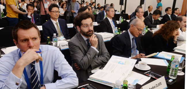 Participants of an international forum hosted by the Bank of Korea take part in lectures at the central bank’s headquarters in downtown Seoul on Monday. (Park Hyun-koo/The Korea Herald)