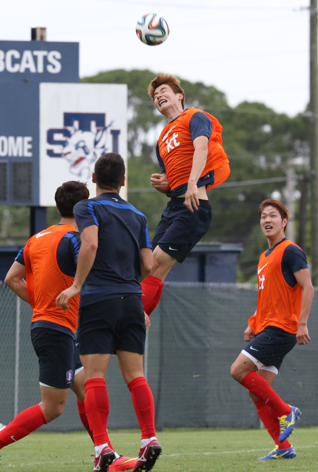 Ki Sung-yueng rises for a header during a training session in Miami, Florida, Monday. (Yonhap)