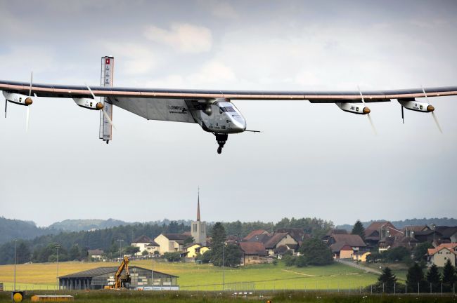 German test pilot Markus Scherdel lands the new experimental aircraft Solar Impulse 2, after its first flight at the airbase in Payerne, Switzerland, Monday. (AFP-Yonhap)