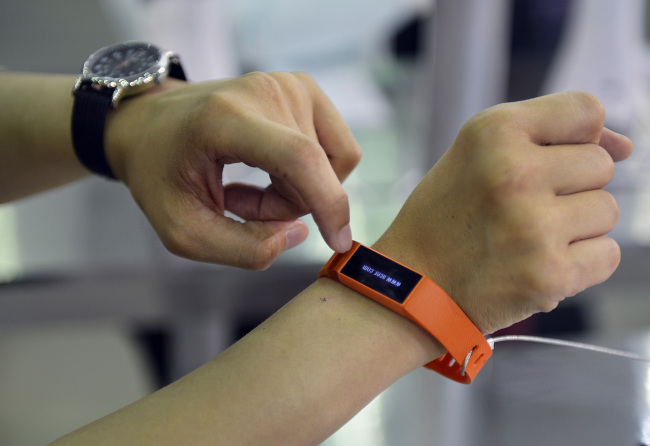 An official from Acer demonstrates the Acer Liquid Leaf smartwatch at Acer’s booth at the Computex Taipei 2014 trade show on Tuesday. (Bloomberg)