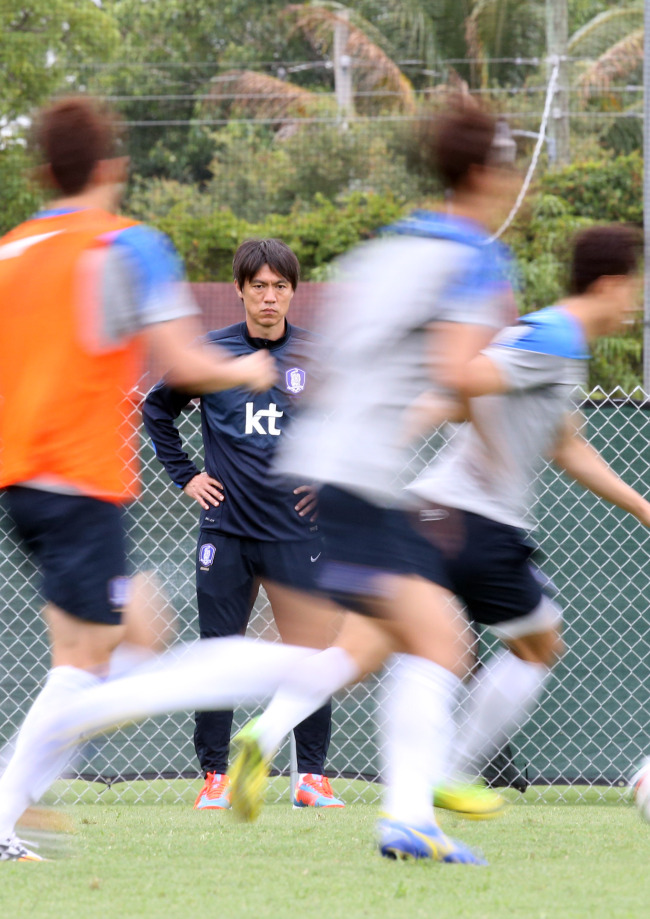 Korea head coach Hong Myung-bo runs a training session in Miami, Florida, Tuesday. (Yonhap)