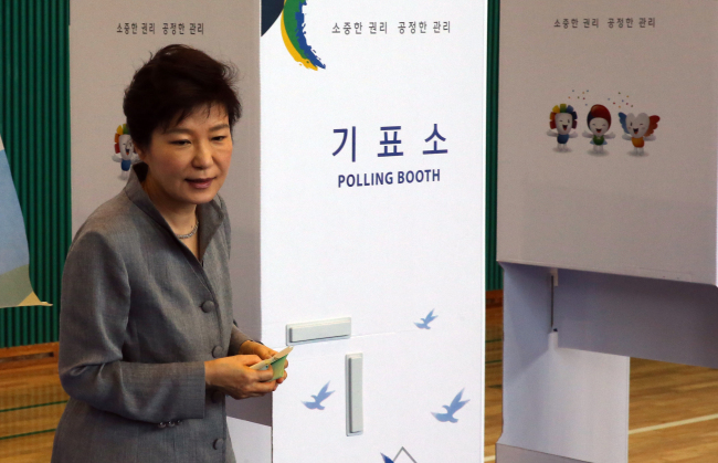 President Park Geun-hye cast her ballot for local elections at a school near Cheong Wa Dae on Wednesday morning. (Yonhap)