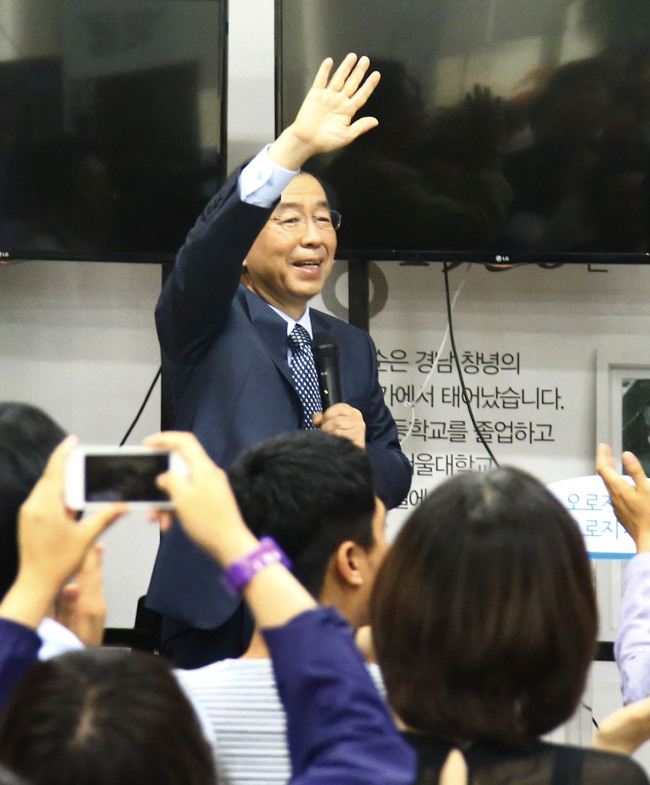 Seoul Mayor Park Won-soon waves Wednesday to volunteers who worked for his campaign. (Yonhap)