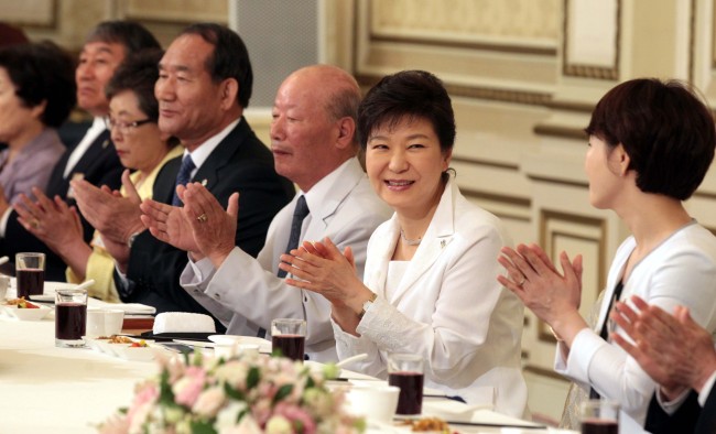 President Park Geun-hye attends a luncheon with decorated patriots and bereaved families at Cheong Wa Dae in Seoul on Thursday. (Park Hyun-koo/The Korea Herald)