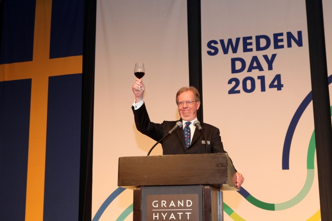 Swedish Ambassador to South Korea Lars Danielsson raises his glass in a toast during a reception celebrating Sweden Day at the Grand Hyatt in Seoul on Tuesday. (Swedish Embassy)