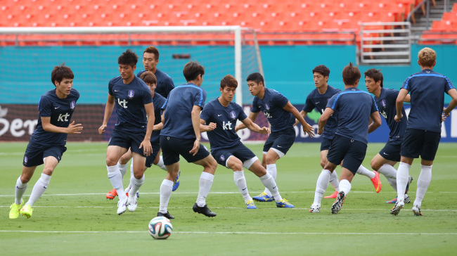 The Korean national soccer team trains in Miami, Florida, Sunday. (Yonhap)